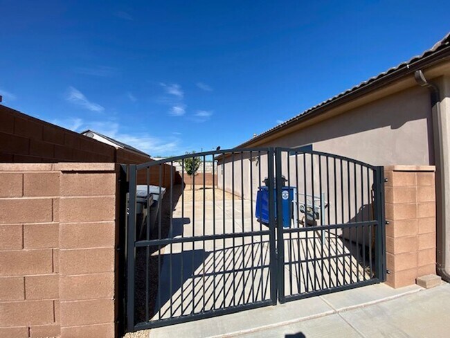 Building Photo - SPACIOUS HURRICANE HOME FOR RENT