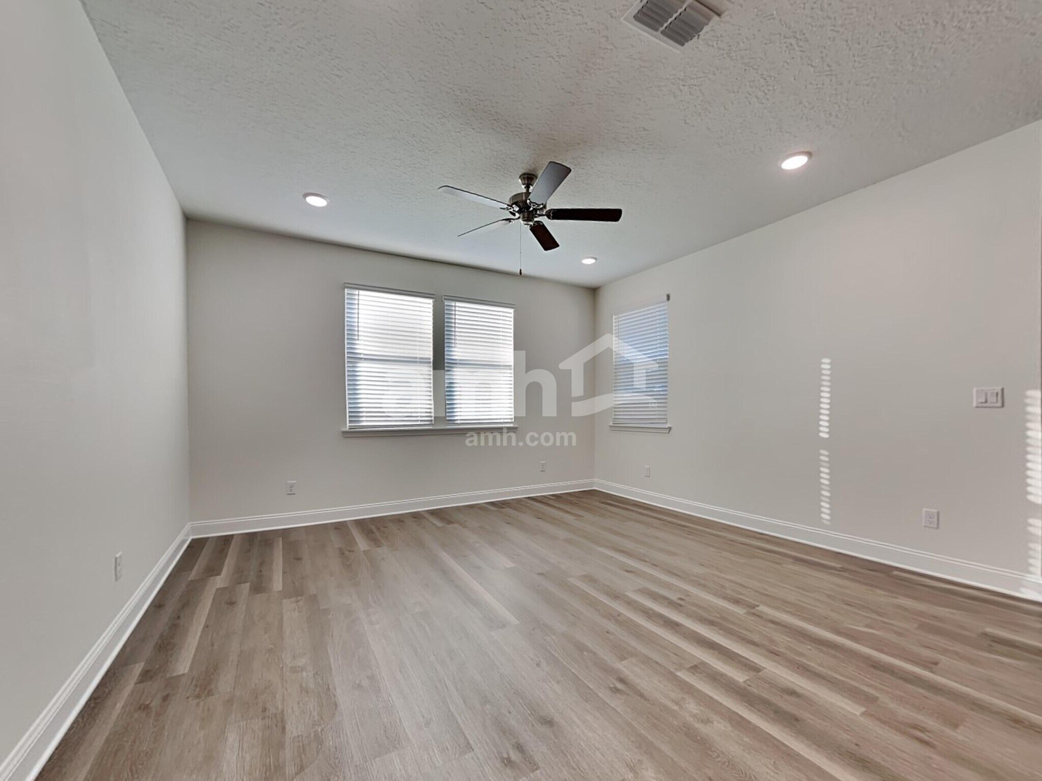 Building Photo - 11649 Hillside Dr