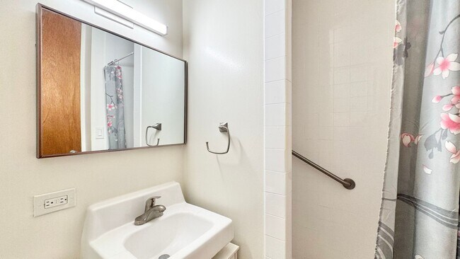 Building Photo - Queen Emma Gardens – Prince Tower | Studio | 1 Bath | 1 Assigned Parking