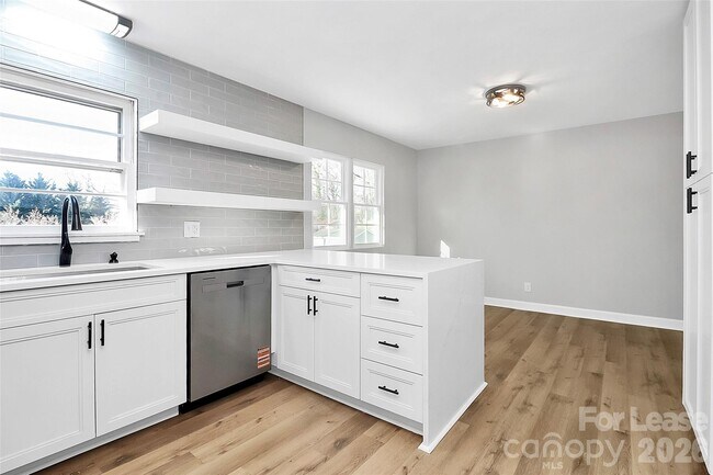 Building Photo - 526 Julia Ave