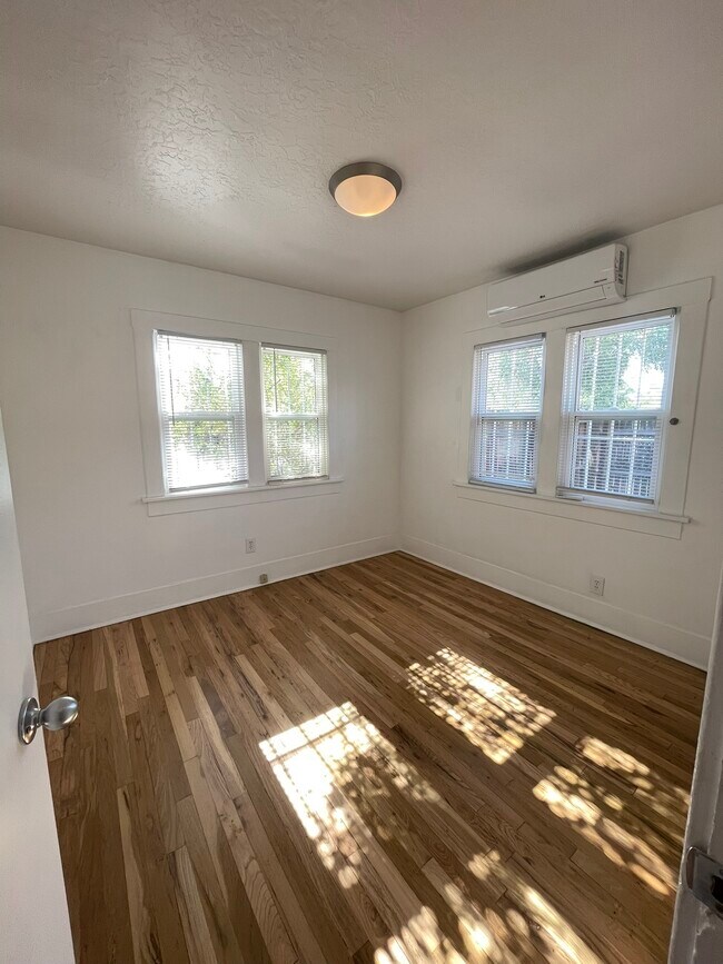 Building Photo - 407 Harvard Dr SE