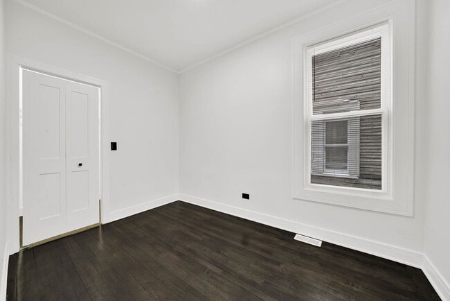 Building Photo - 6607 S Oakley Ave