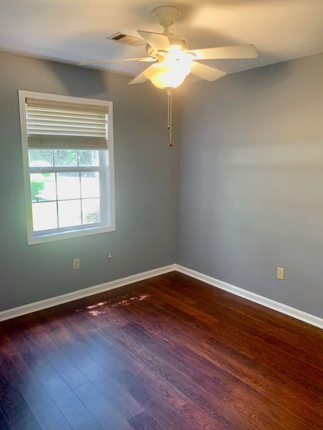 Building Photo - For Lease - 3 Bedroom 2 Bath Valley View!