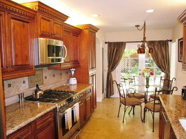 Building Photo - 700 N Irena Ave