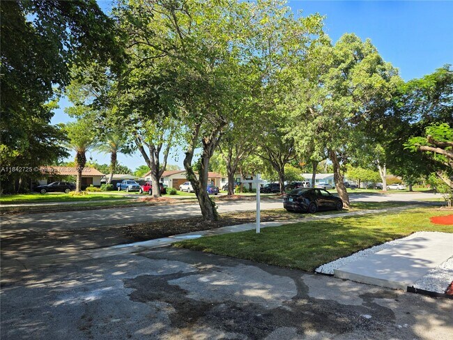 Building Photo - 13920 Kendale Lakes Blvd
