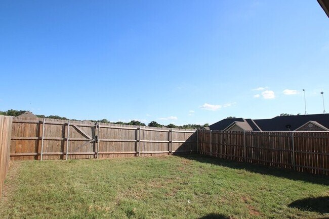 Building Photo - (((3/2)))Duplex Home @ Perfect Weatherford...