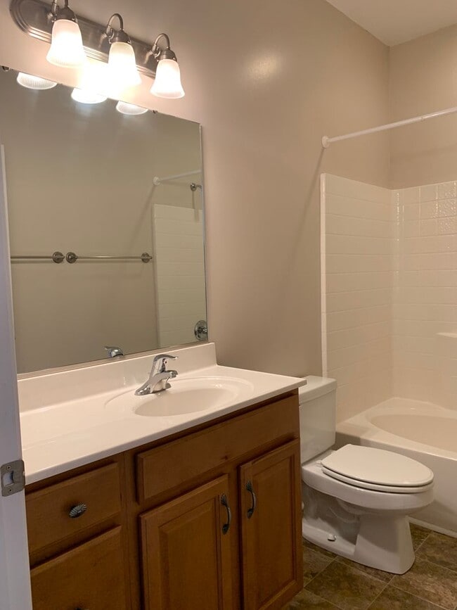 Building Photo - 2 Bedroom 2 Bath Townhouse