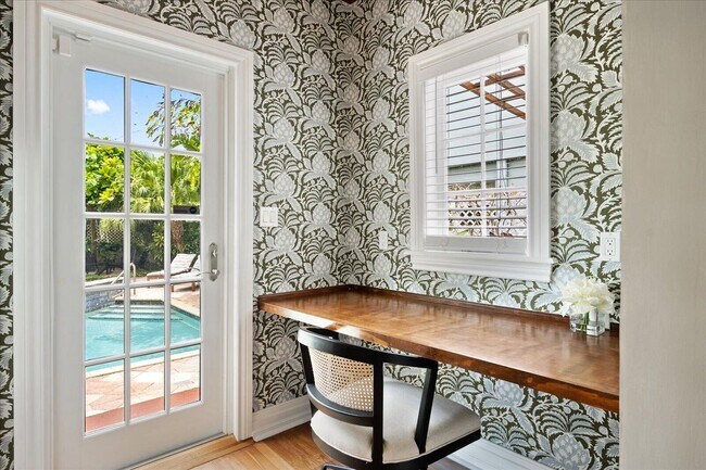 Building Photo - 221 Greymon Dr