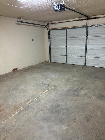 Building Photo - 1161 E Diamond Dr