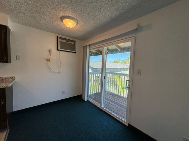 Building Photo - 2 Bedroom Upstairs apartment For Rent Loca...