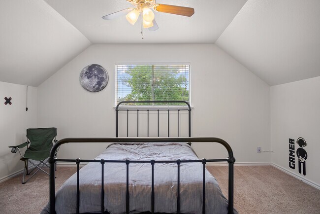 Building Photo - 706 Yale Ln