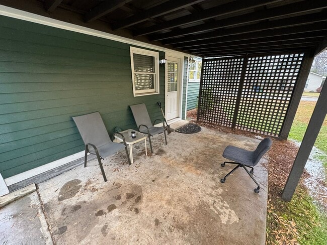 Building Photo - Cute Downtown 2 Bedroom Cottage!