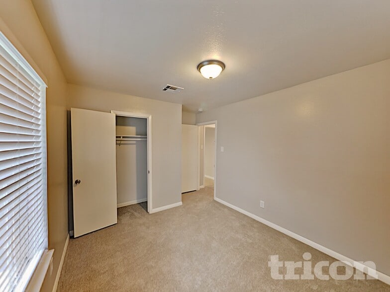 Building Photo - 411 E Carby Rd