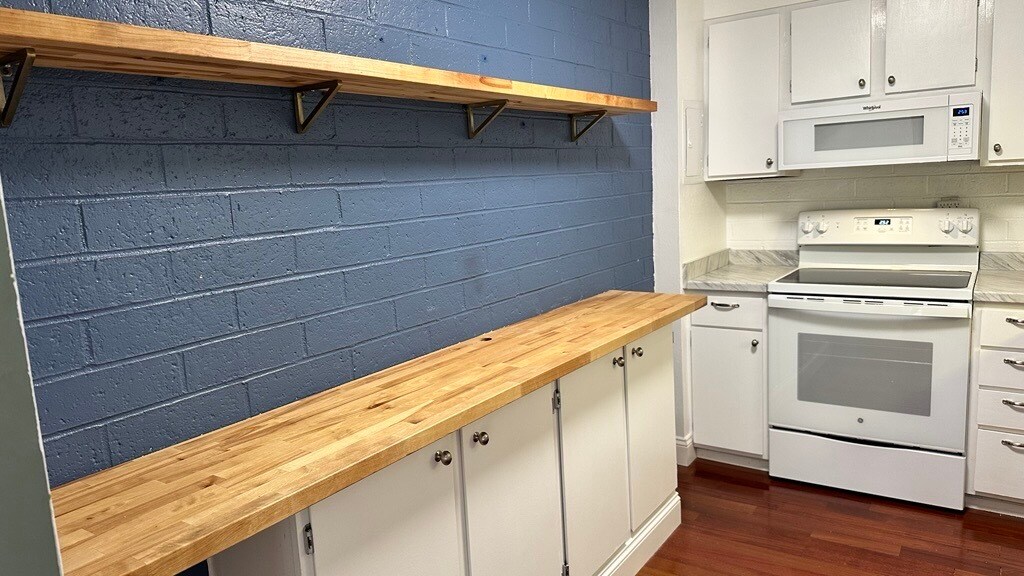 Tons of cabinets - 460 S Marion Pky