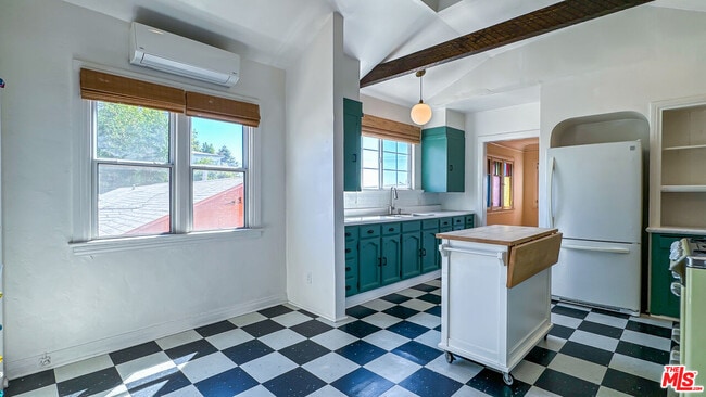 Building Photo - 1024 Coronado Terrace