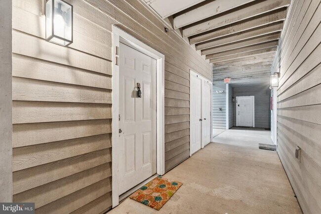 Building Photo - 1708 Lake Shore Crest Dr