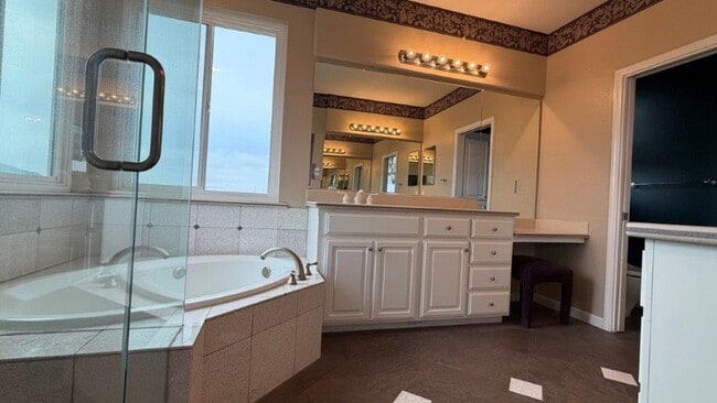 Building Photo - Concord! Beautiful Crystal Ranch home, 5 bedroom 3.5 baths, 3200 sq ft.