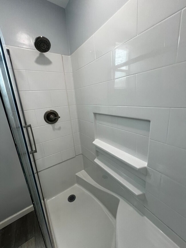 Building Photo - Remodeled 3 Bedroom 2 Bath House with 4 Ca...