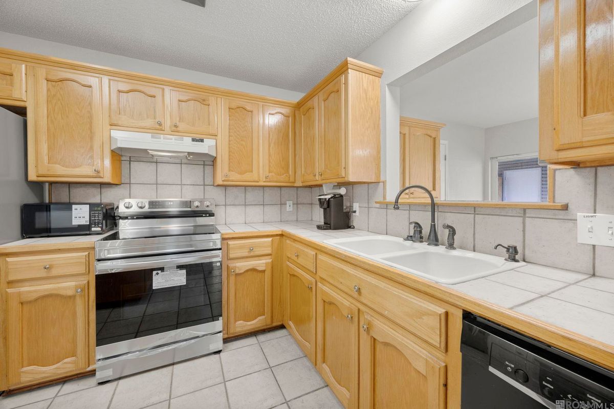 Building Photo - 18596 White Oak Dr