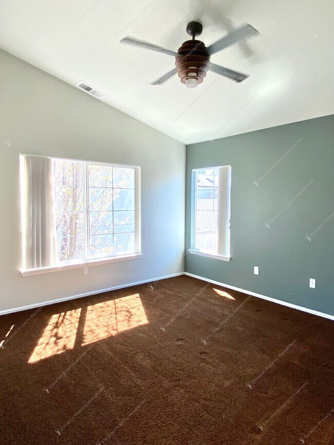 Building Photo - Charming and unique 2 BR in an upscale west Bend neighborhood