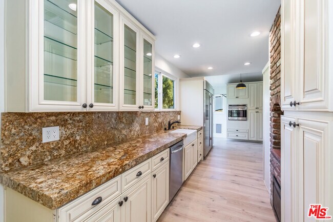 Building Photo - 835 Camino Santos Reyes