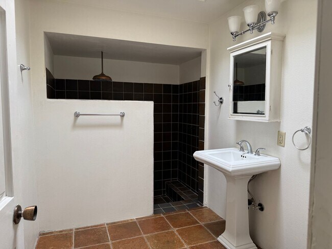 Building Photo - COMING SOON! Charming Mid-Town 3 Bedroom 2 Bath Main House!