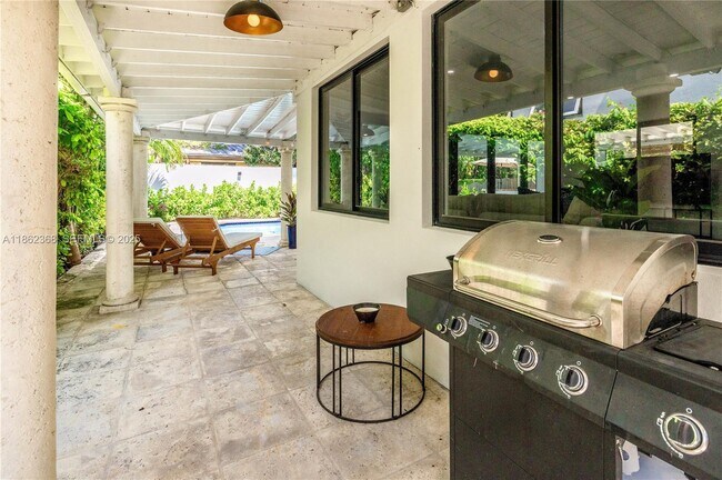 Building Photo - 341 SW 21st Rd