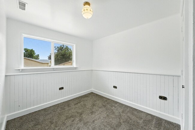 Building Photo - Spacious Tri-Level Home on Corner Lot – Av...
