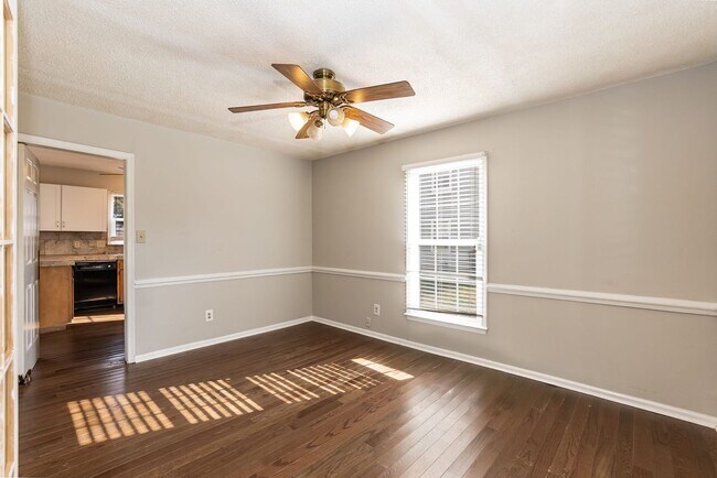 Building Photo - Three Bedroom Home!