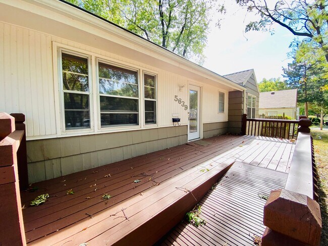 Building Photo - {5639} Spacious Ranch + Two Separate Livin...
