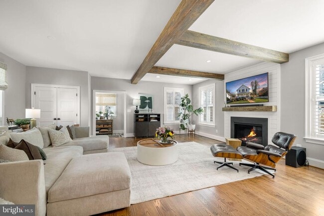 Building Photo - 323 S West St