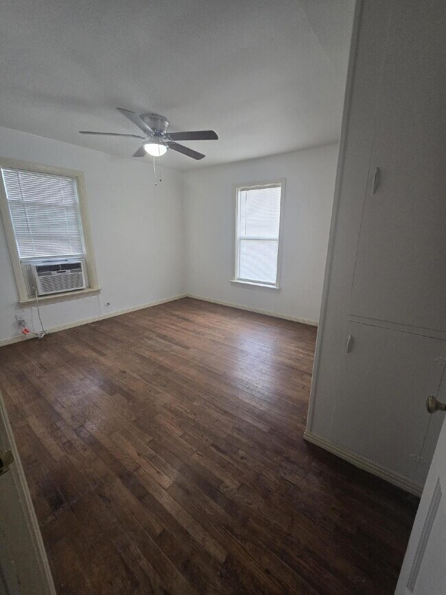 Building Photo - "Charming Retreat: Cozy 2-Bedroom Home with Guest Suite & Hardwood Floors in Cresson, TX!"