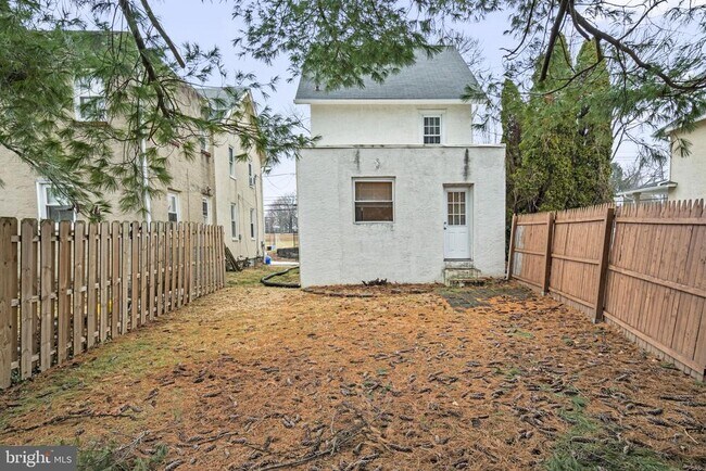 Building Photo - 716 E Railroad Ave