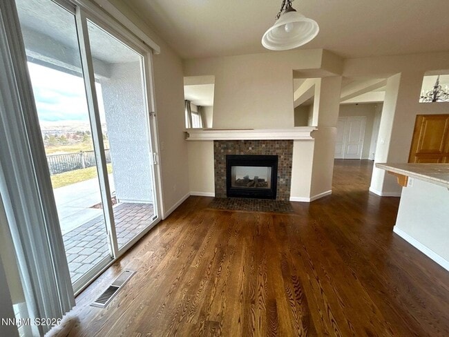 Building Photo - 3084 10 Mile Dr