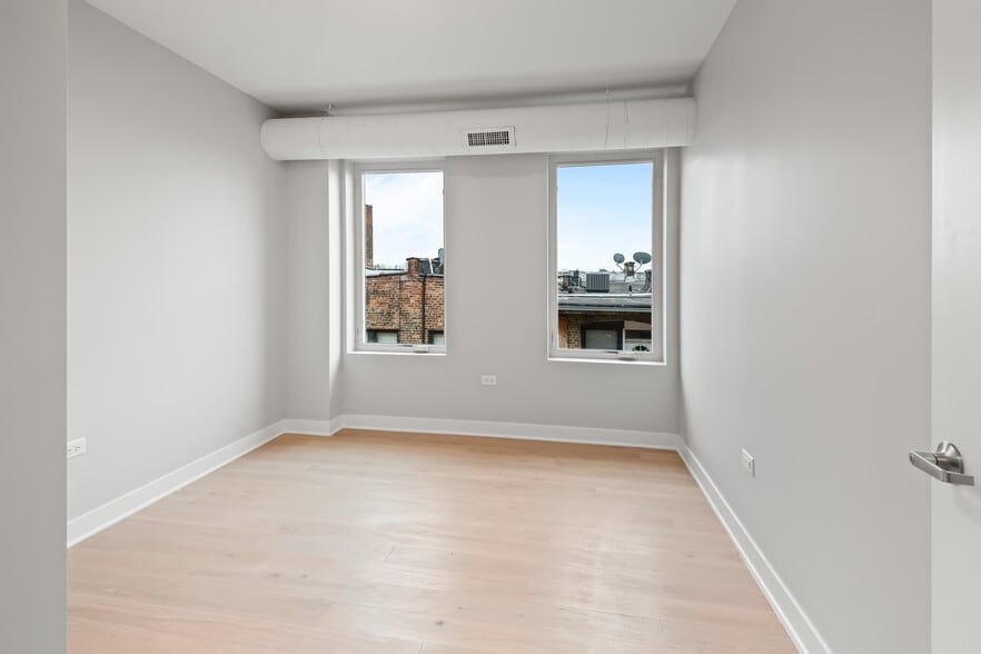 Building Photo - 4637 N Ashland Ave