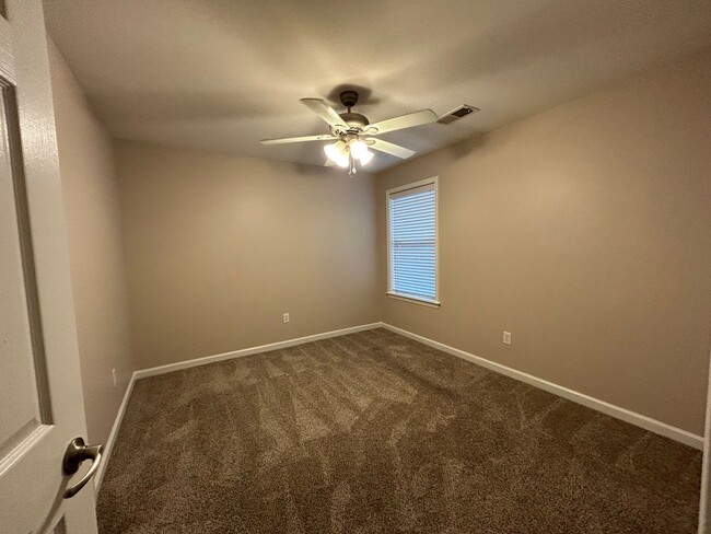 Building Photo - Large 3 bd 2.5 bath with all new paint! Fe...
