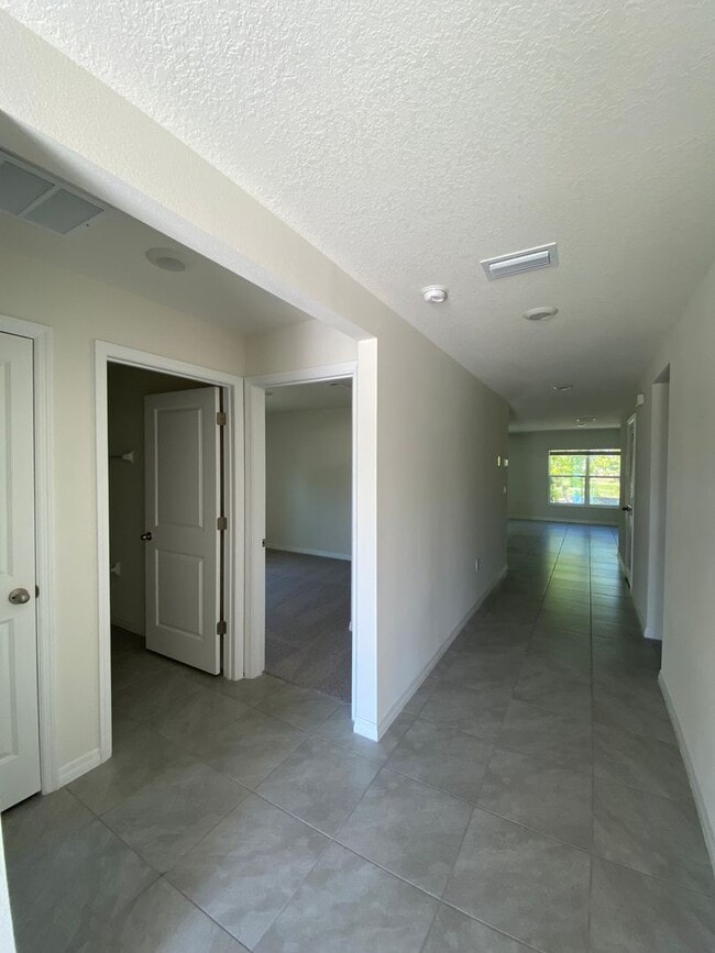 Building Photo - Desirable Lake Diamond Subdivision 4/2/2 **Won't Last*