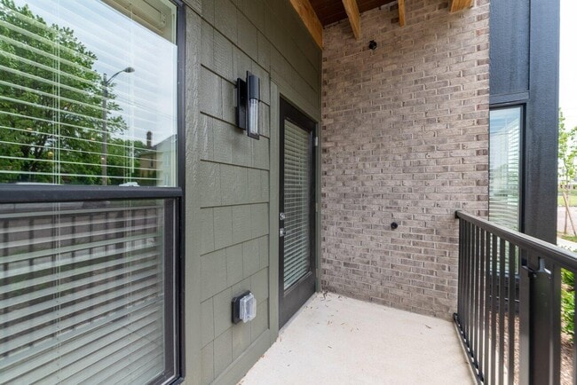 Building Photo - 1305 Oak St