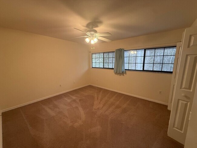 Building Photo - 3 Bedroom Backing up to San Felasco Hammock