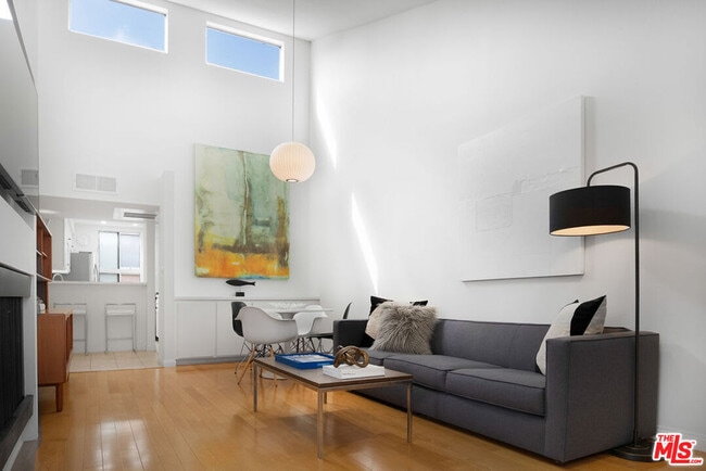 Primary Photo - 943 12th St