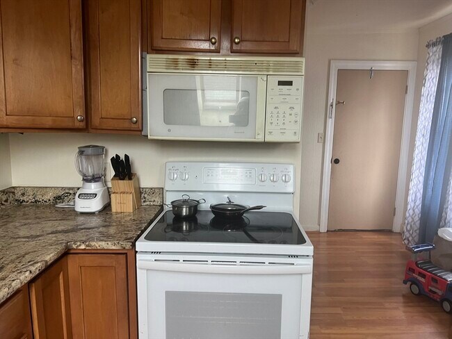 Building Photo - 542 Eastern Ave