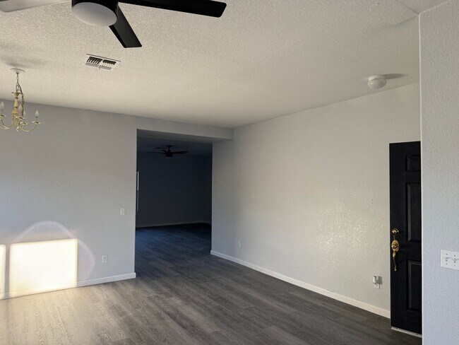 Building Photo - 33190 N Cherry Creek Rd