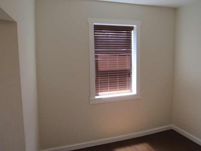 Building Photo - 132 Main St