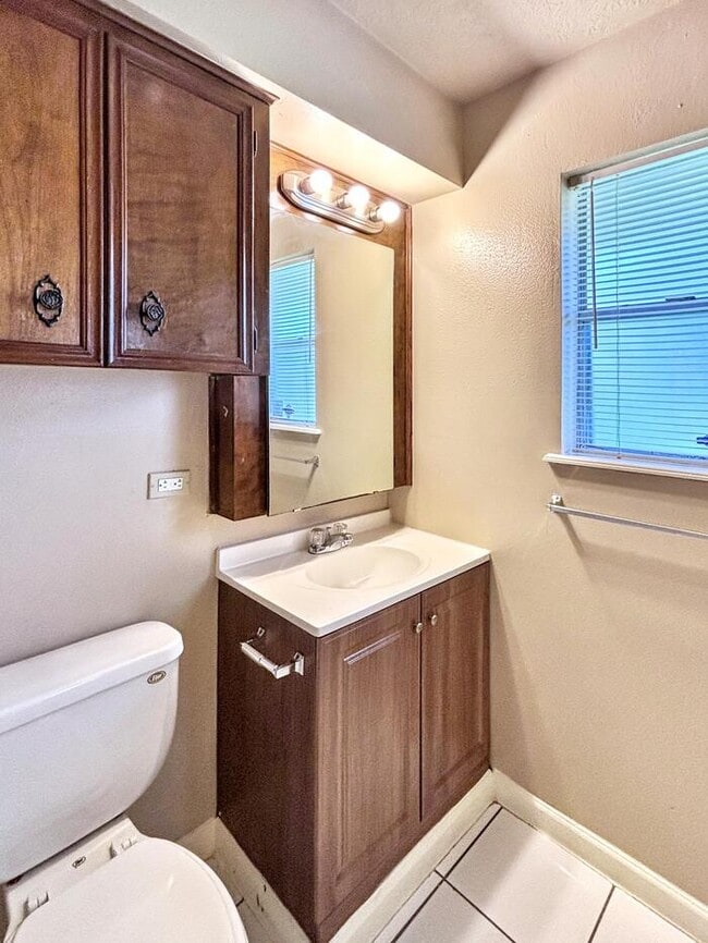 Building Photo - 3-Bedroom, 2-Bathroom Home in Convenient L...