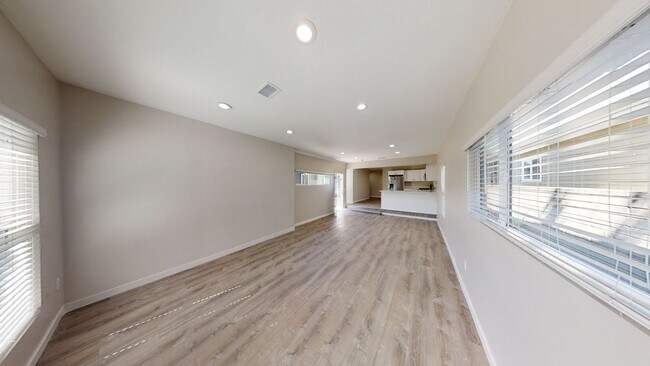 Building Photo - 5336 E Falls View Dr