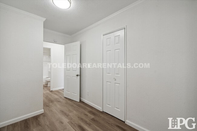 Building Photo - 433 Mayfair Blvd