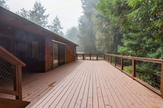 Building Photo - 3 Bed / 2 Bath Woodside home on large lot ...