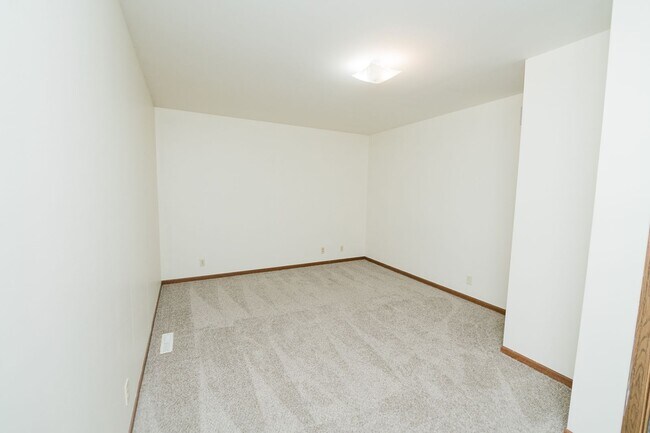Building Photo - 2 bedroom / 1.5 bathroom Townhome in Chest...