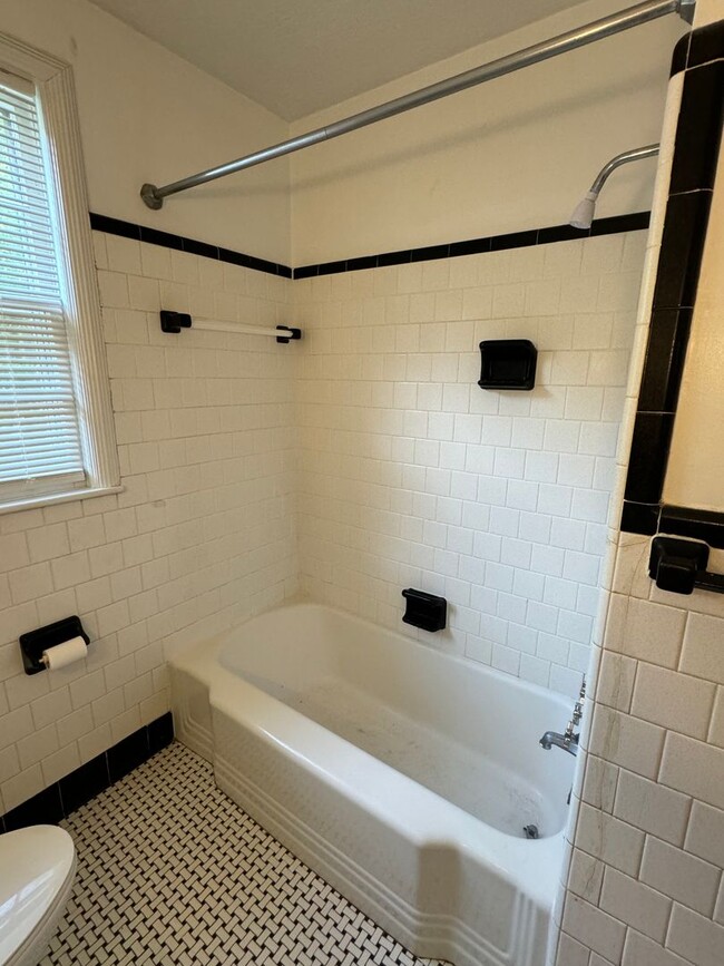 Building Photo - Gorgeous Features! 3 Bedroom with Bonus room