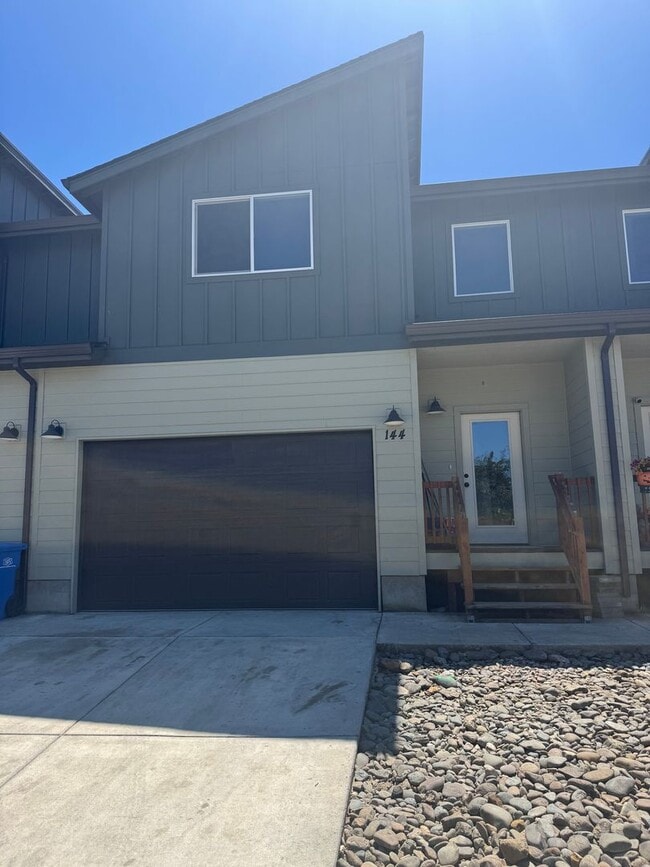 Building Photo - Modern 3 bedroom townhouse
